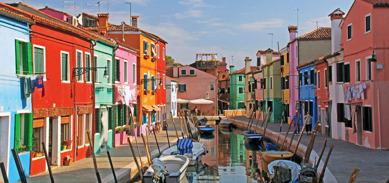 Murano glassblowing and the colorful fishermen island of Burano