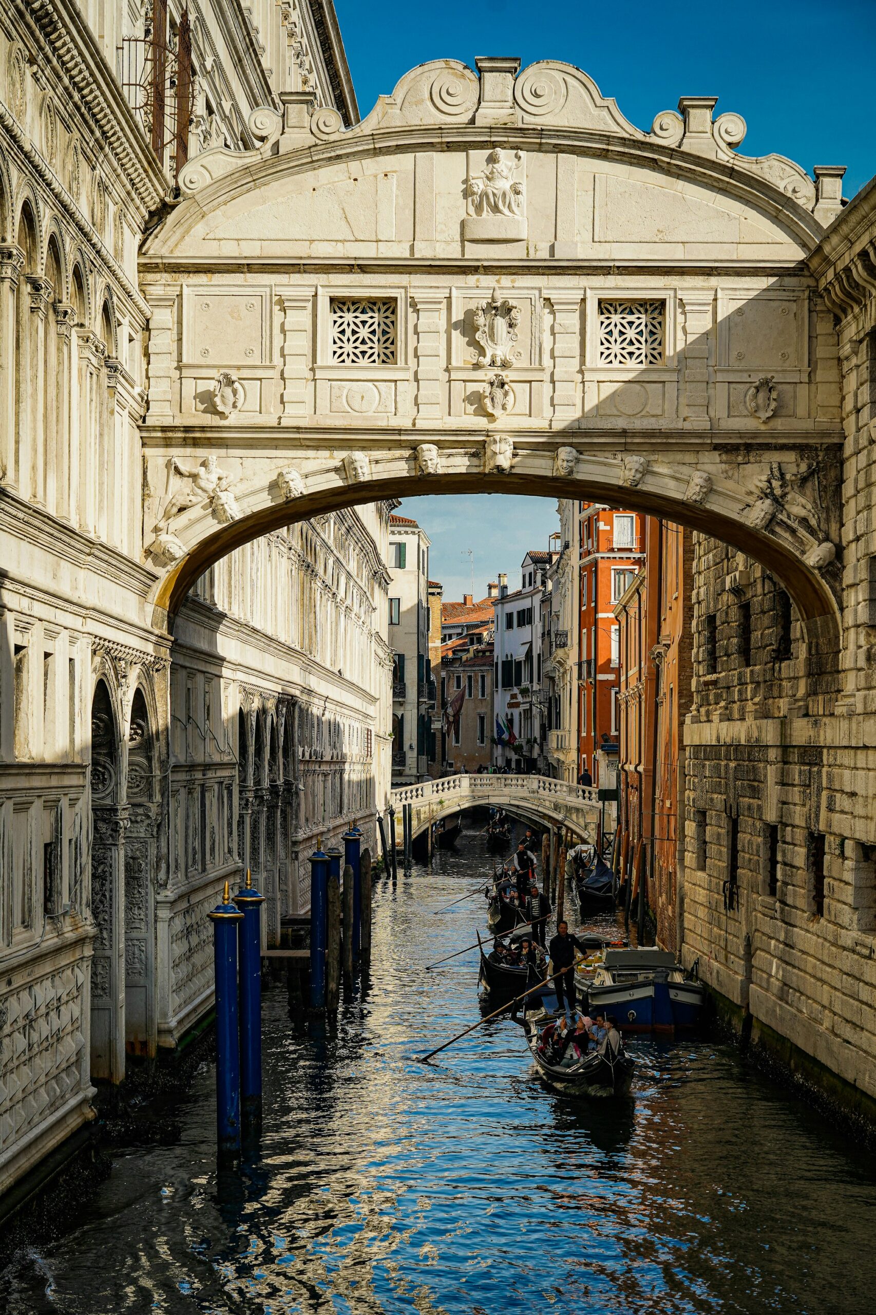 https://en.venezia.net/wp-content/uploads/2024/09/Bridge-of-Sighs-gondola-ride-scaled.jpg